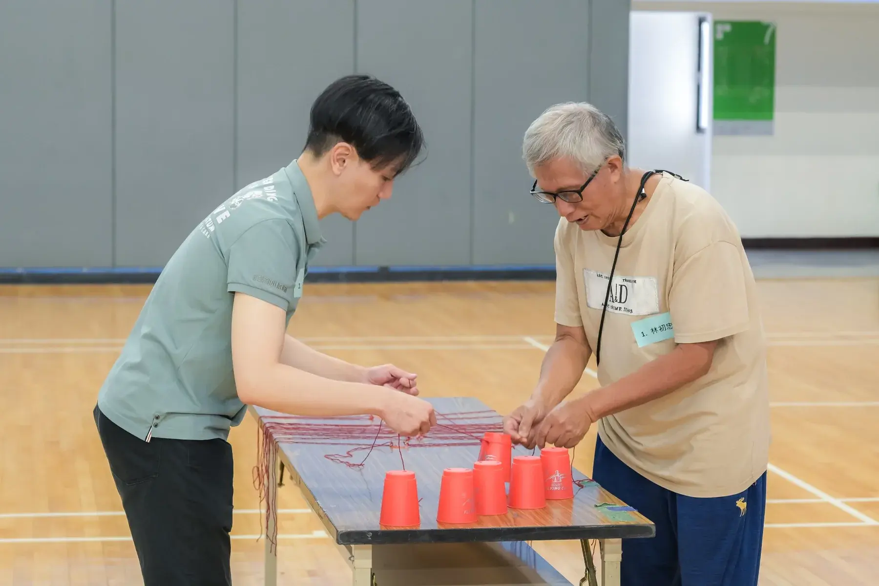 長者與曼秀雷敦員工合作完成趣味任務